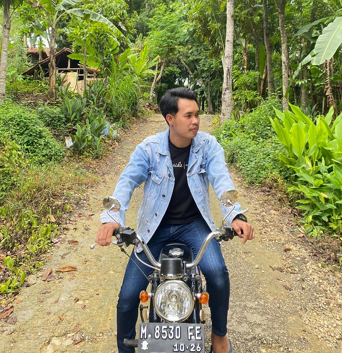 BERGAYA: Moh. Warid mengendarai motor dengan memakai jaket denim. (MOH. IQBAL AFGANI/JPRM)