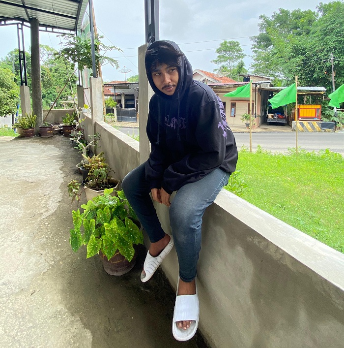 TRENDY: Riski Rizaldi memakai hoodie hitam miliknya.