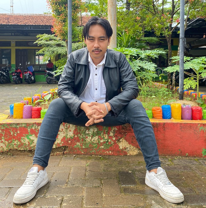ELEGAN: Riski Rizaldi berpose dengan memakai jaket kulit.