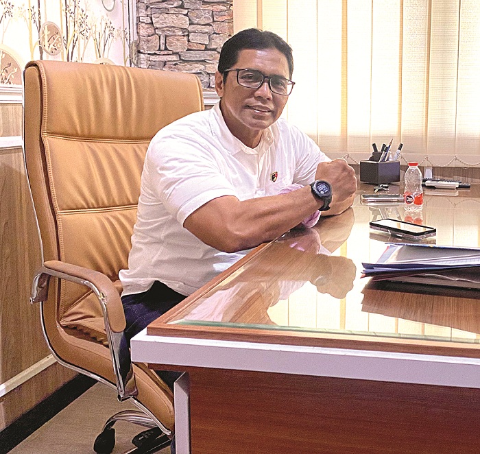 RAMAH: Kasatreskrim Polres Sampang AKP Sigit Nursiyo Dwiyugo saat ditemui di ruangannya, Rabu (10/1). (MOH. IQBAL AFGANI/JPRM)