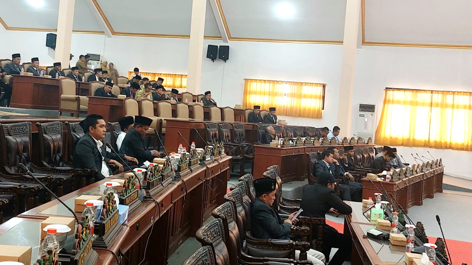 RAPI: Pimpinan dan anggota dewan mengenakan pakaian sipil lengkap dalam acara sidang paripurna di kantor DPRD Sampang, Senin (22/1). (JUNAIDI PONDIYANTO/JPRM)