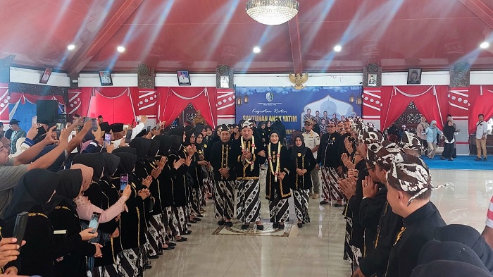SELAMAT JALAN: Bupati Sampang Slamet Junaidi bersama istri, Hj Mimin Haryati, menyapa ASN saat hendak keluar dari Pendopo Kabupaten Sampang Senin (29/1). (JUNAIDI PONDIYANTO/JPRM)