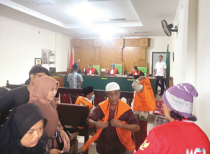 DIPUTUSKAN: Para terdakwa kasus penganiayaan Tanah Merah Laok hendak meninggalkan ruang sidang PN Bangkalan Senin (29/1). (ZEINAL ABIDIN/JPRM)