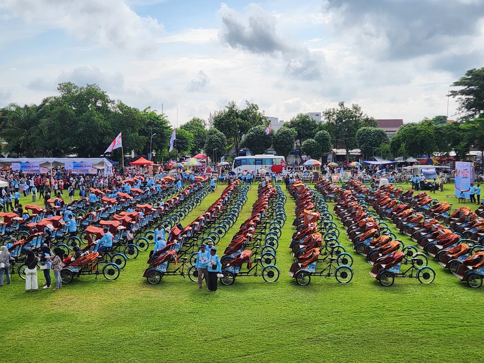 Ratusan Becak Listrik yang akan dibagikan paslon nomor urut 2 ke masyarakat di Madium
