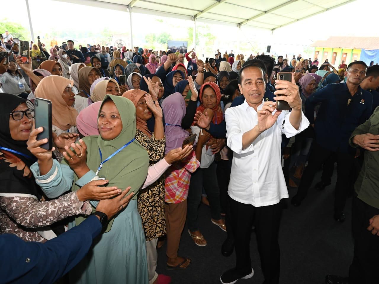Jokowi Berfoto bersama dengan Warga di Lapangan Keyongan Kidul Sabdodadi, Kabupaten Bantul.