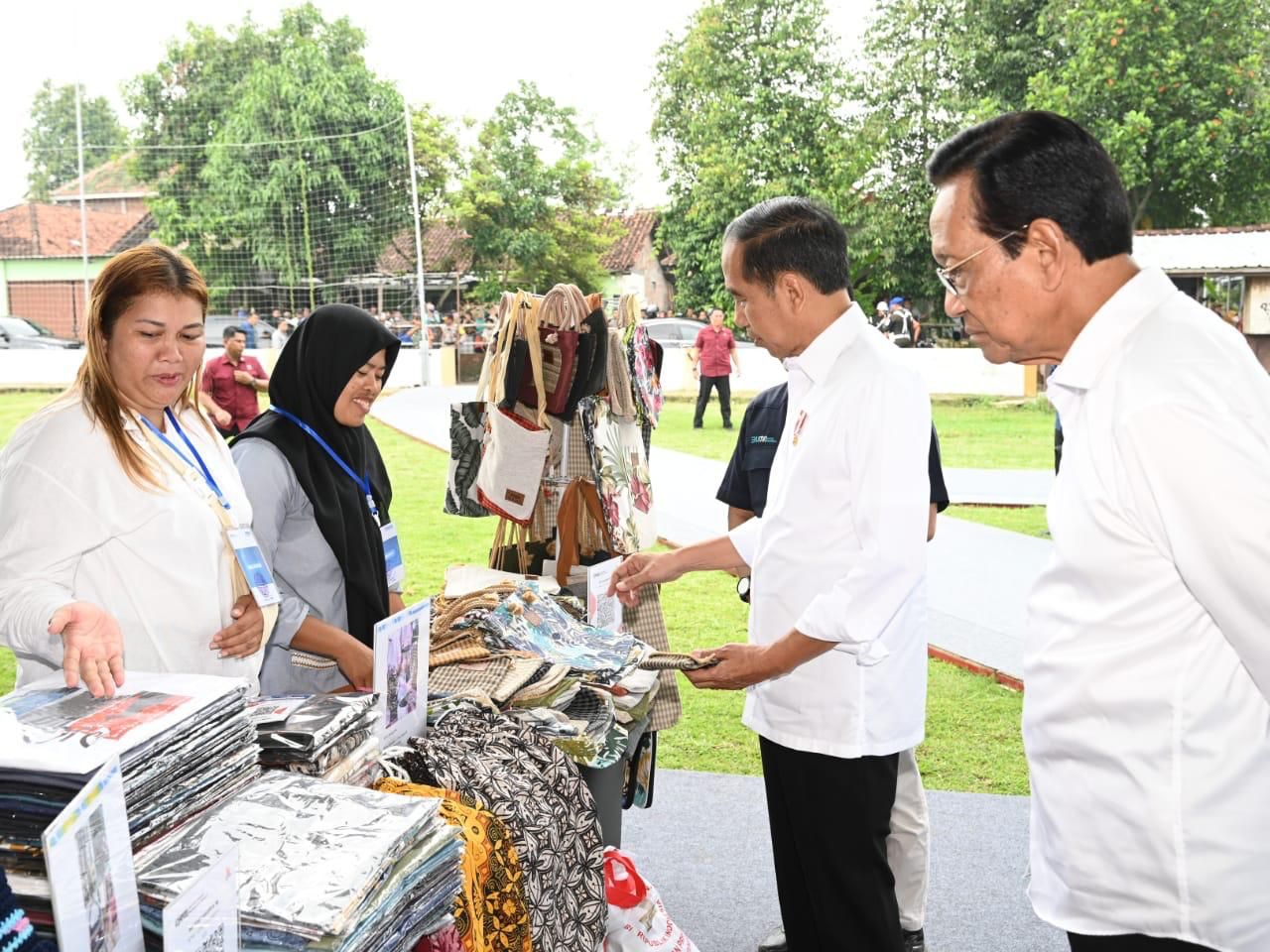 Jokowi Berinteraksi dengan Ibu-ibu nasabah Mekaar
