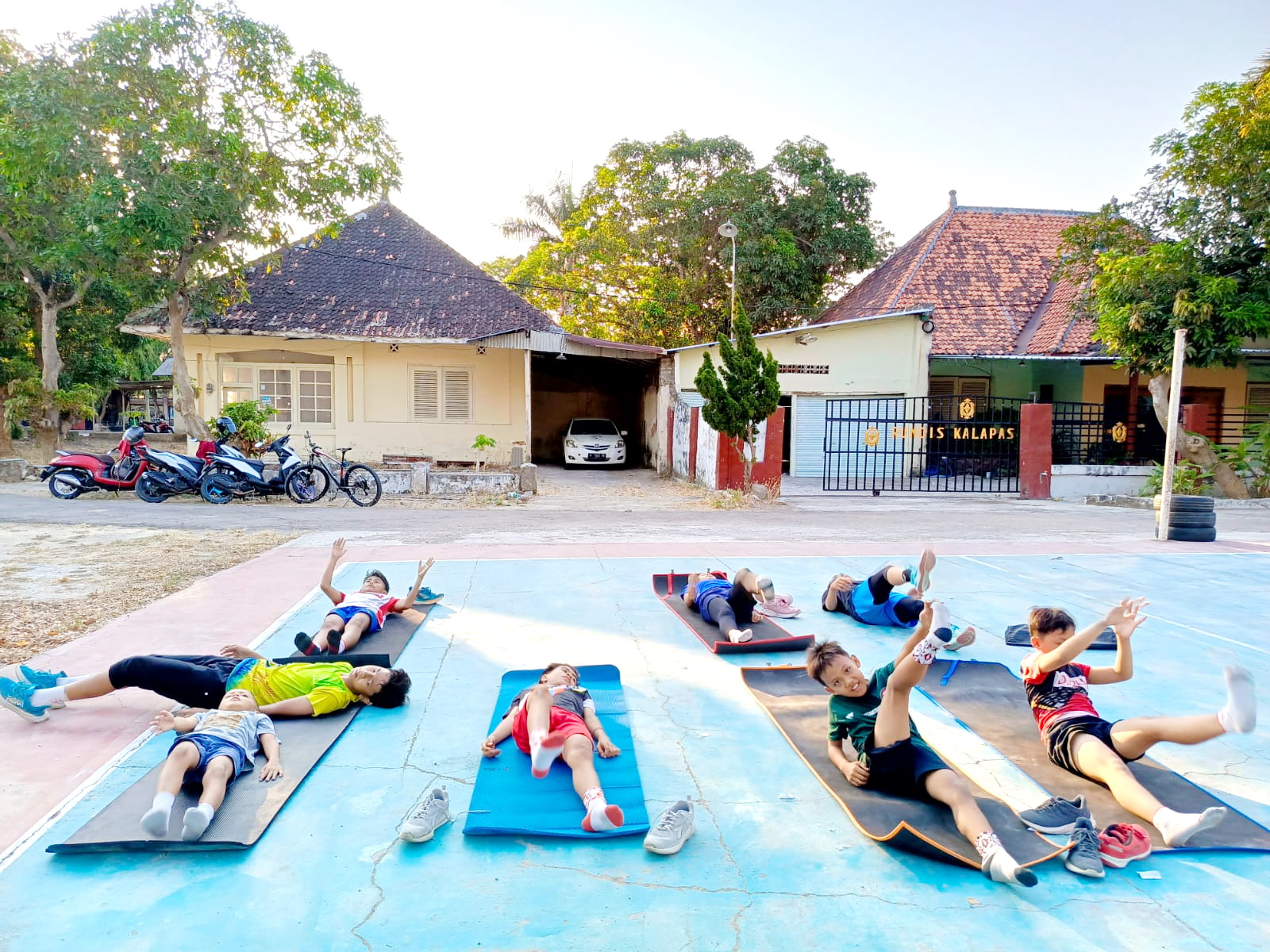 GIAT: Atlet PBSI Pamekasan sedang latihan fisik di lapangan voli Lapas Kelas II-A Pamekasan, Jumat (5/1). (PBSI UNTUK JPRM)