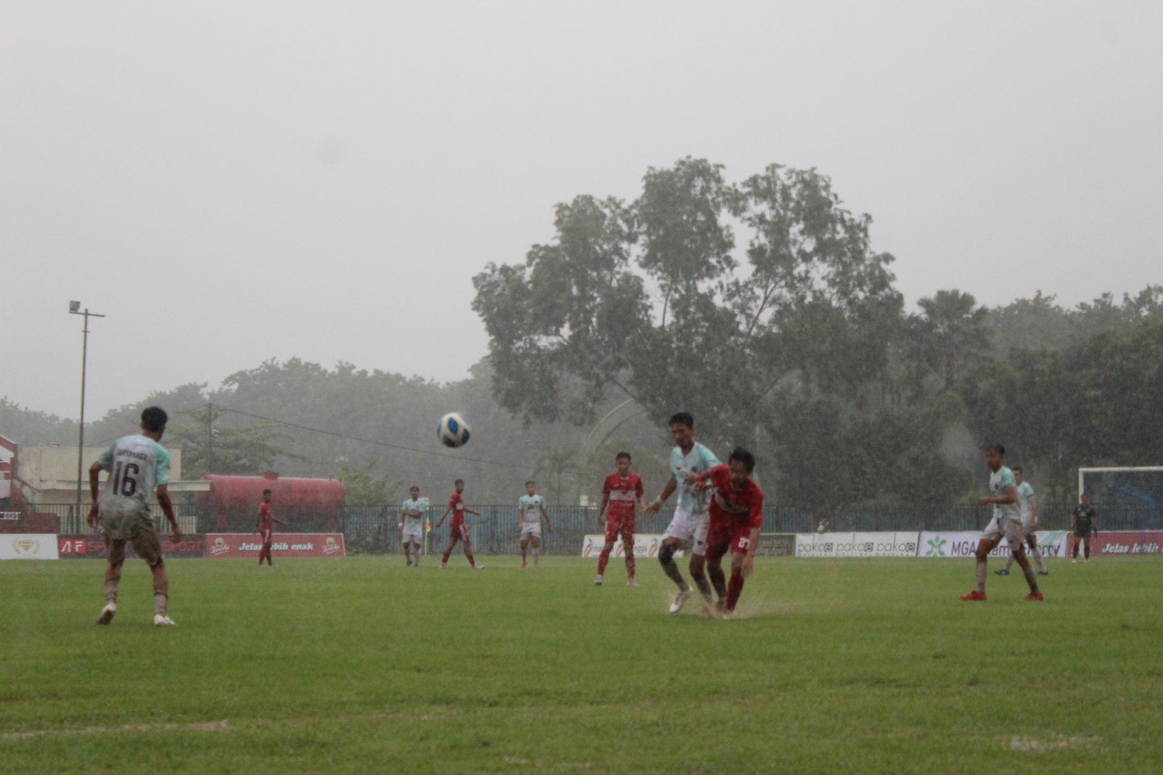 BUTUH ANGGARAN BESAR: Tim Perssu MC melangsungkan pertandingan di Stadion A. Yani Sumenep, Minggu (7/1). (MOHAMMAD ERWIN MAULIDIN M/JPRM)