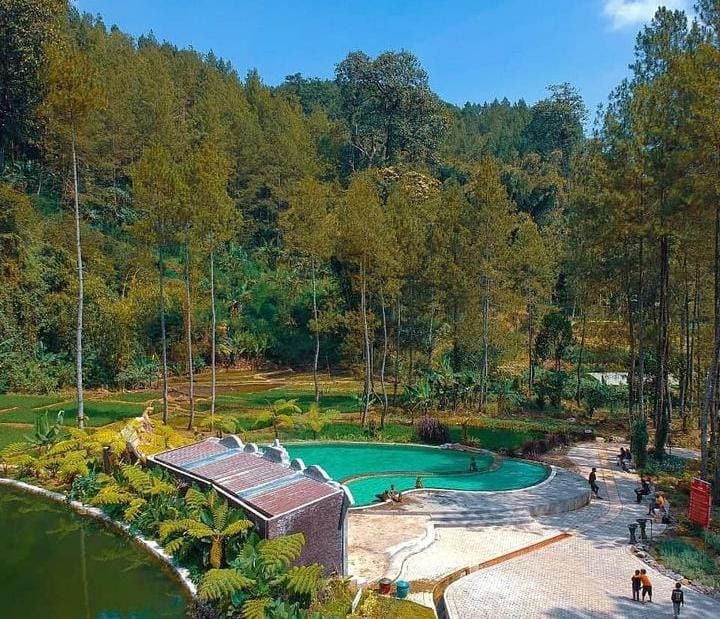 Kolam Pemandian dan Perahu, di Taman Kemesraan Pujon Malang (Instagram @taman_kemesraan UNTUK RadarMadura.id)