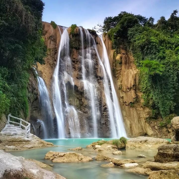 Air Terjun Nglirip, pesona biru tosca di tengah Hutan Karawak (Instagram @pedro_denny untuk RadarMadura.id)