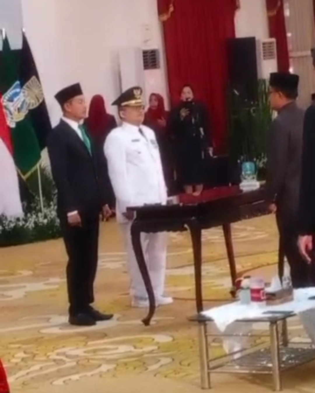 DILANTIK: Rudi Arifiyanto dikukuhkan sebagai Pj Bupati Sampang oleh Gubernur Jawa Timur di Gedung Grahadi Surabaya pada Selasa (30/1).