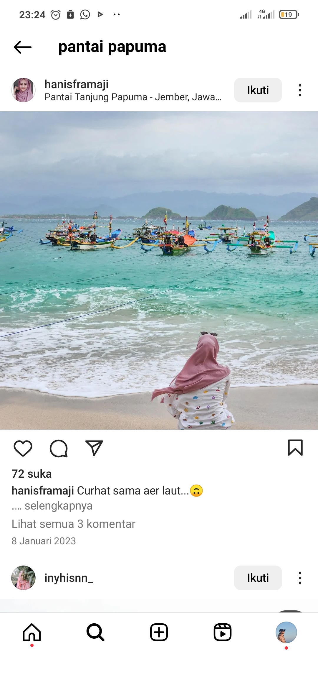Pengunjung menikmati keindahan pasir putih di Jember.