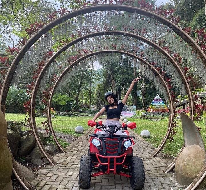 Seorang perempuan yang sedang berpose diatas ATV di Taman Kemesraan (Instagram @taman_kemesraan untuk RadarMadura.id)