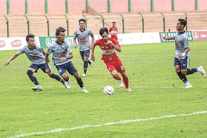 BERSAING SENGIT: Tim Perssu Madura City (jersei merah) bertanding melawan Persedikab Kediri di grup MM babak 8 besar Liga 3 PSSI Jatim di Stadion Letjen H Soedirman Bojonegoro Selasa.