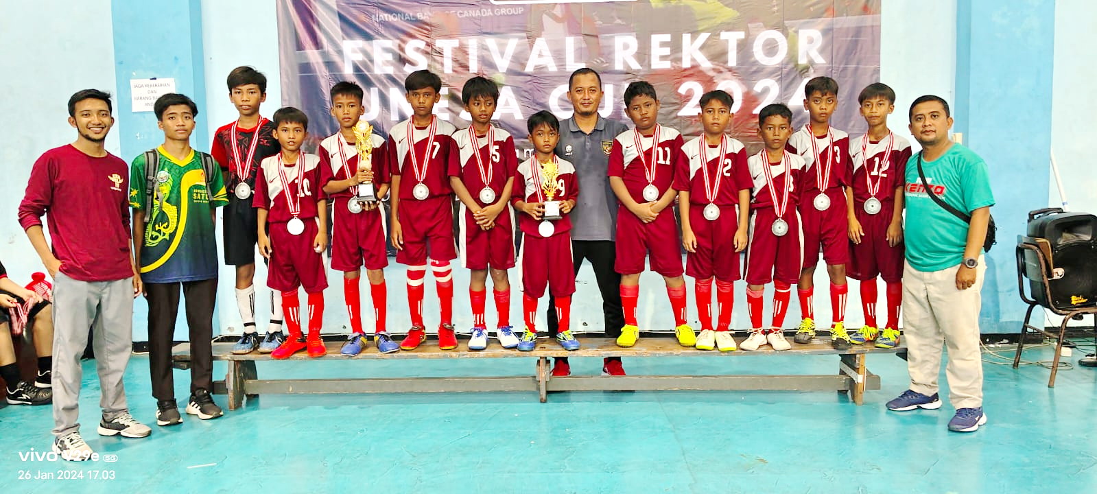 JUARA: Atlet Hoki Bangkalan memamerkan hasil medali di Unesa, Jumat (26/1). (AINUL UNTUK JPRM)