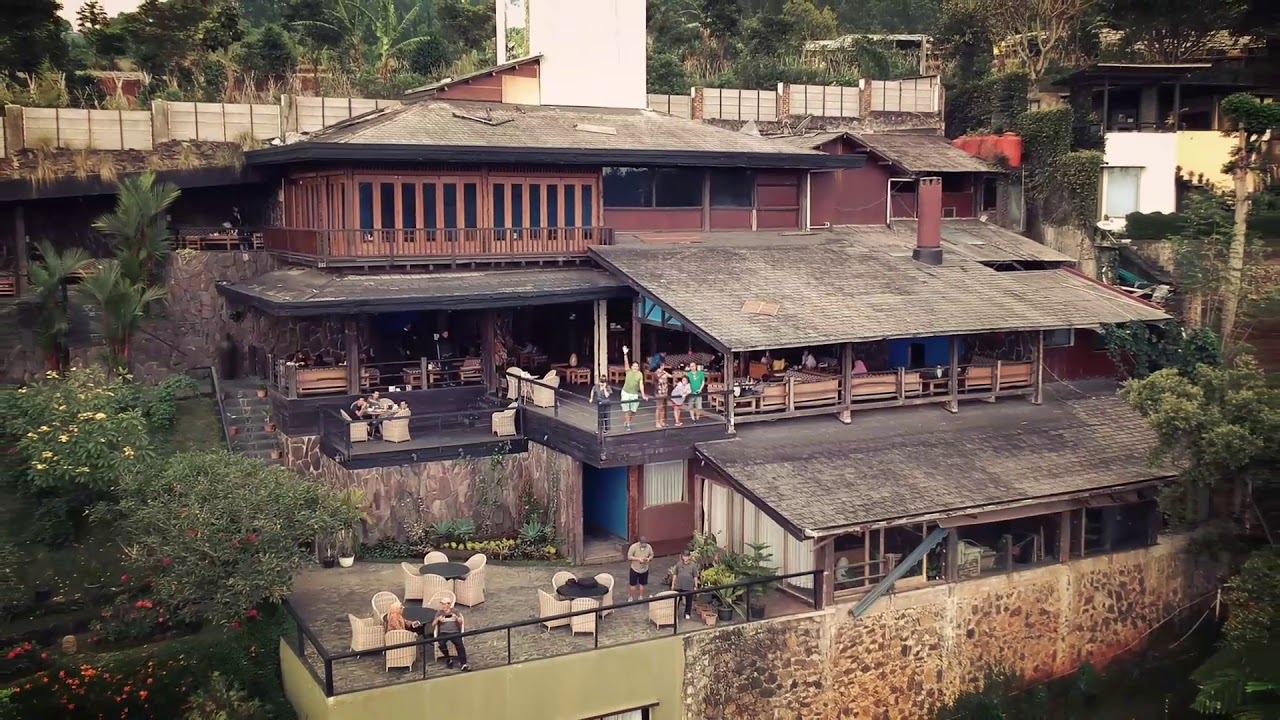 Rumah Miring, konsep unik restoran dan kafe di Lembang