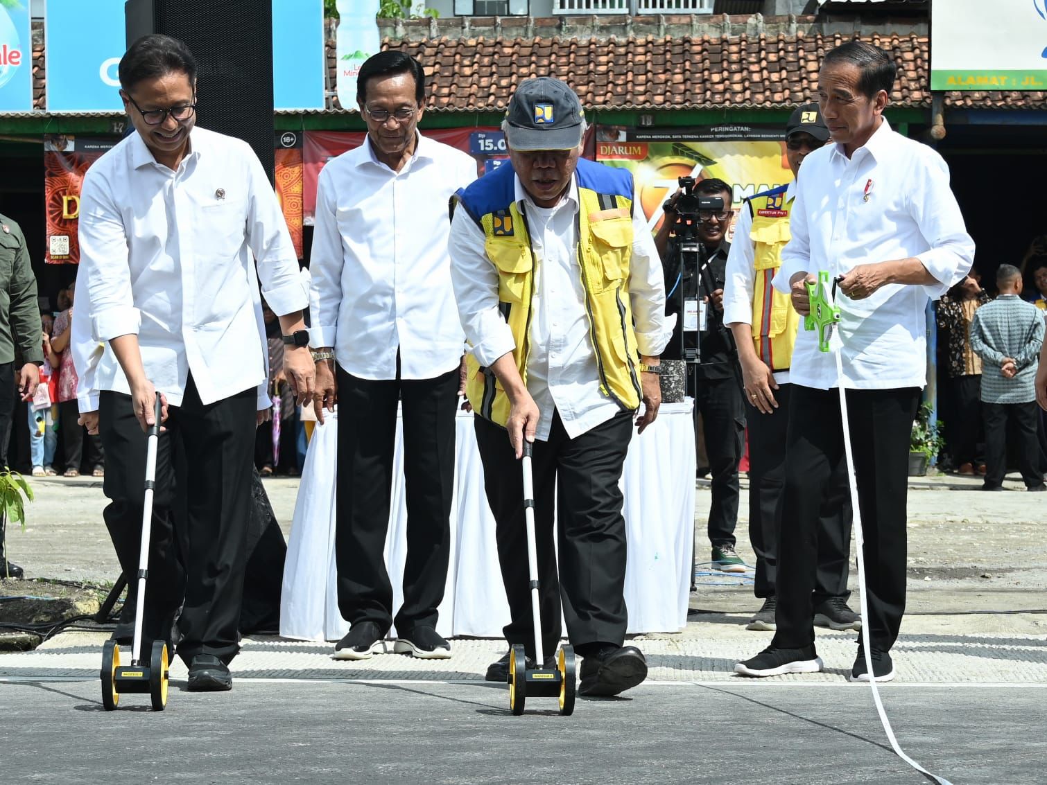 Presiden Jokowi saat mengunjungi pembangunan jalan