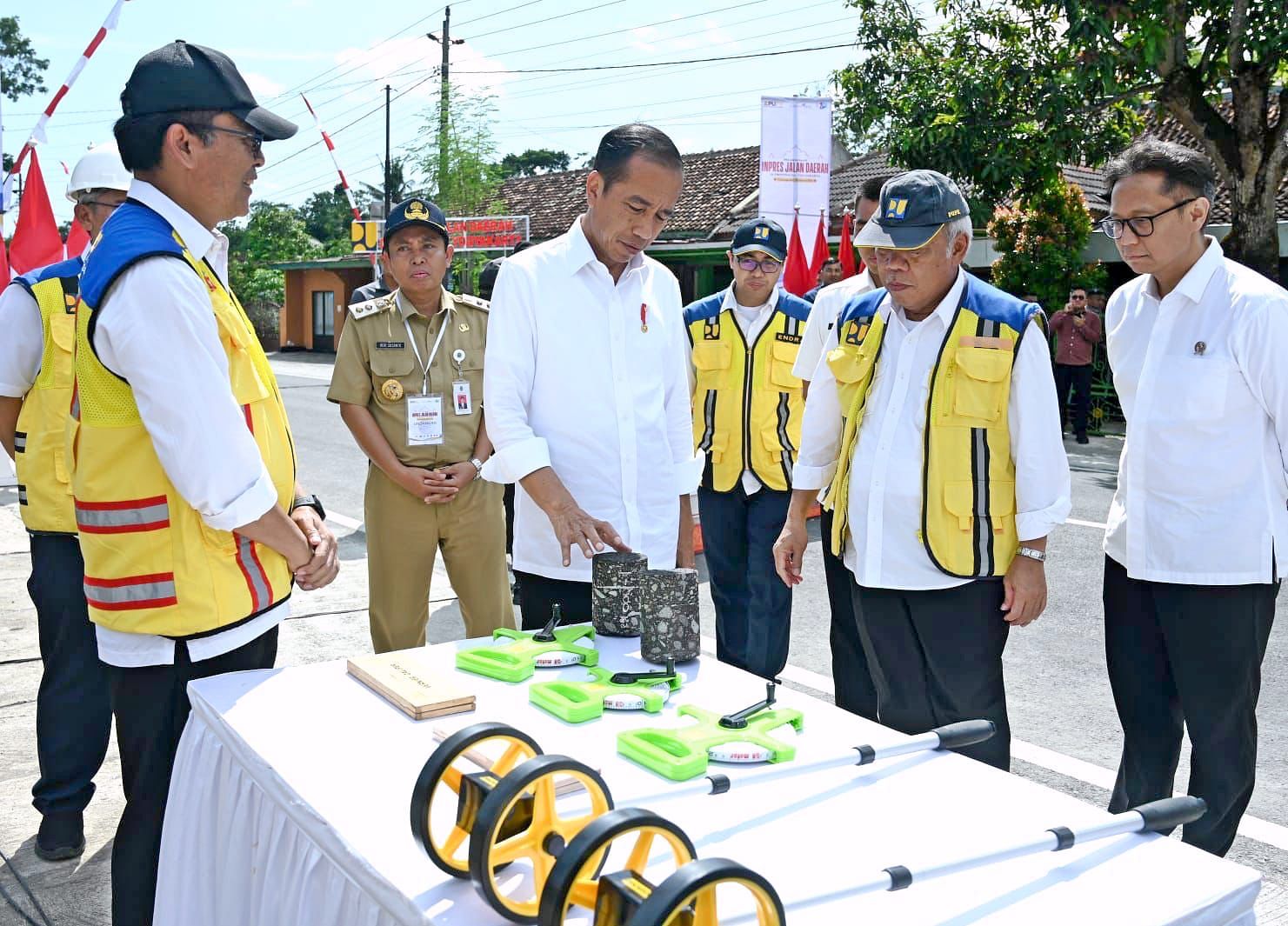 Jokowi memastikan ketebalan jalan yang baru diperbaiki