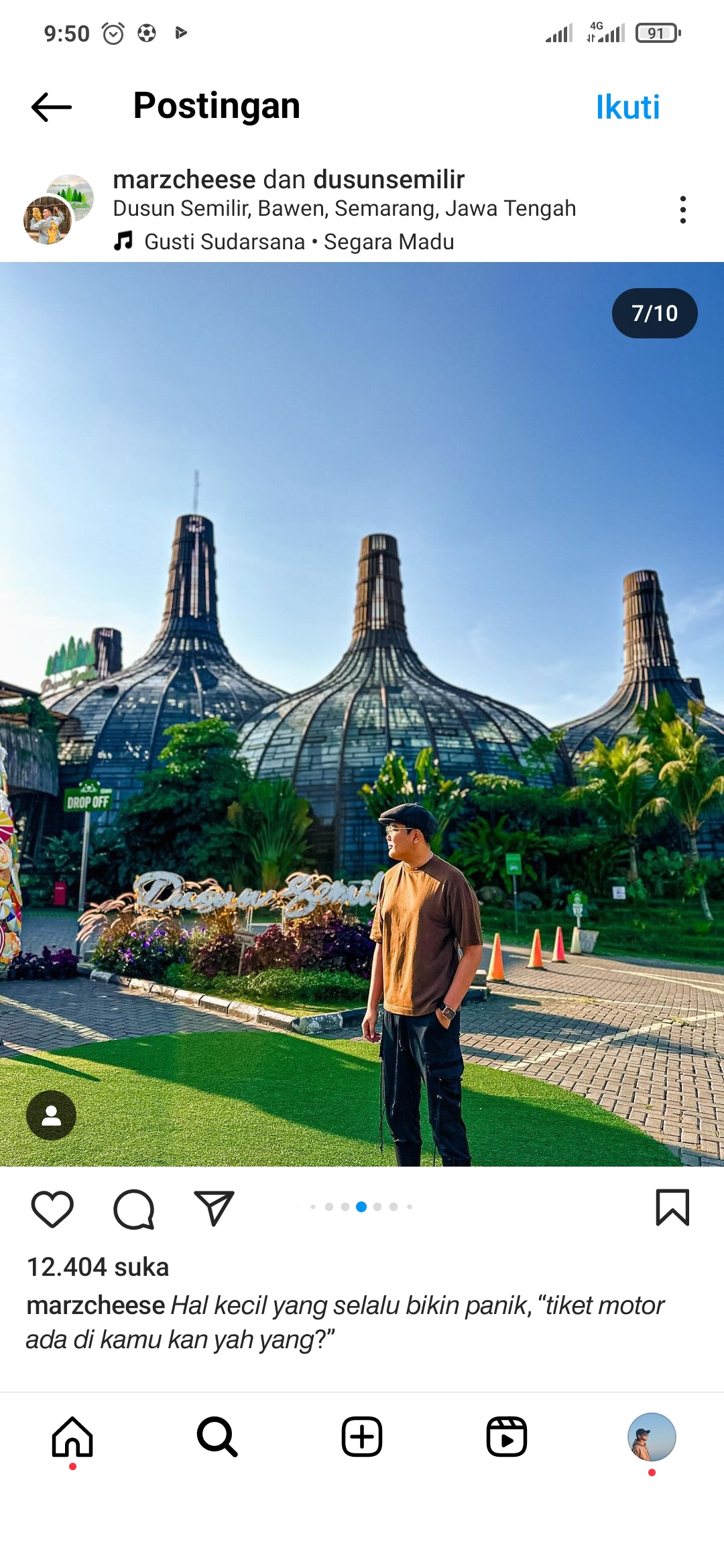 Pengunjung Berfoto  di depan tulisan dusun semilir.