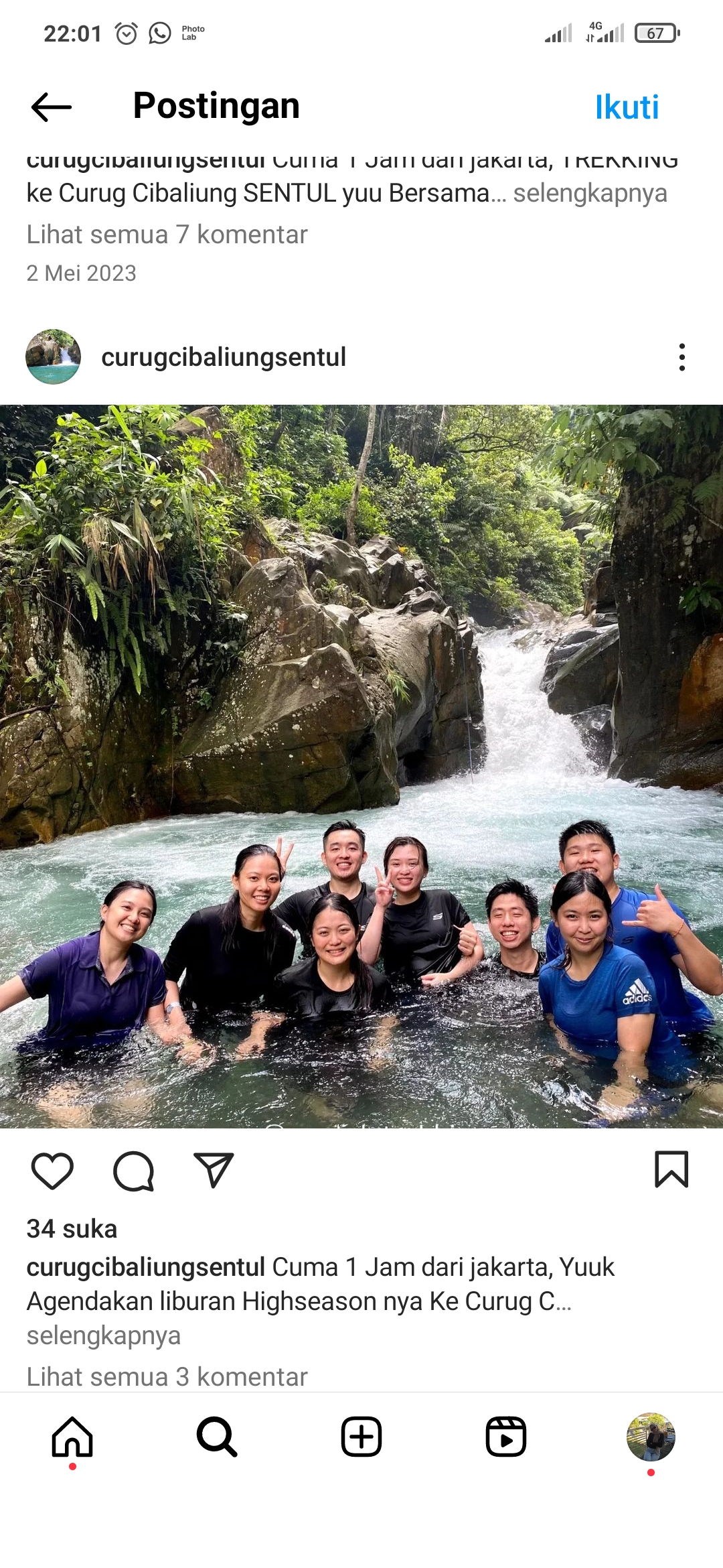 Pengunjung menikmati sensasi mandi Curug Cibaliung Sentul