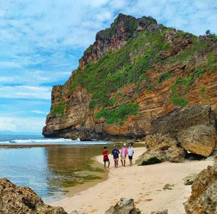Keindahan Pantai Karang Payung yang Memikat (Instagram @danarsibolang_ untuk RadarMadura.id)