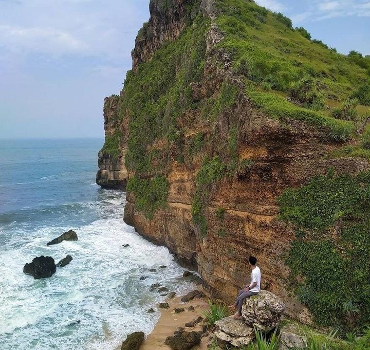 Keindahan Pantai Karang Payung yang Memikat (Instagram @explore_wonogiri untuk RadarMadura.id)
