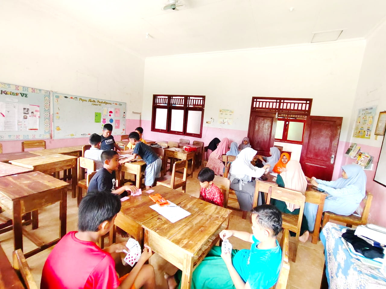 GIAT: Atlet Gabsi Pamekasan berlatih di SD Plus Al Firdaus, Pamekasan, Minggu (7/1). (GABSI UNTUK JPRM)