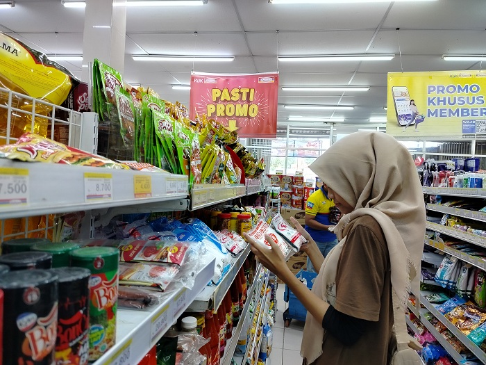 MEMILIH: Warga mengecek produk bumbu masak di toko modern Kelurahan Bugih, Selasa (30/1). (LAILIYATUN NURIYAH/JPRM)