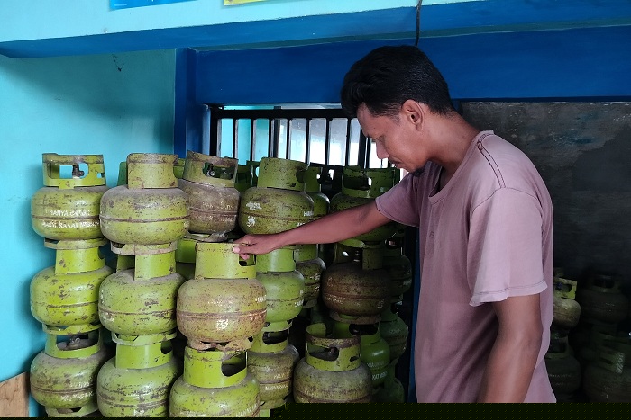 RAPI: Pemilik pangkalan LPG 3 kg Suryamart Muhammad sedang menata LPG di tokonya, Jalan Bahagia, Nomor 10, Kelurahan Bugih, Kamis (1/2). (LAILIYATUN NURIYAH/JPRM)