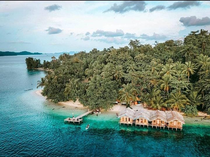 Pulau Misool, Surga Tersembunyi di Kepulauan Raja Ampat (Instagram @pikniknusantara untuk RadarMadura.id)