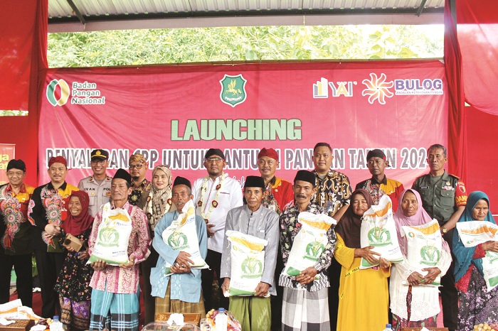 MERAKYAT: Bupati Sumenep Achmad Fauzi Wongsojudo beserta jajaran berfoto bersama penerima bantuan di acara Launching Penyaluran CPP untuk Pemberian Bantuan Pangan 2024 di Torbang, Batuan, Kamis (1/2).