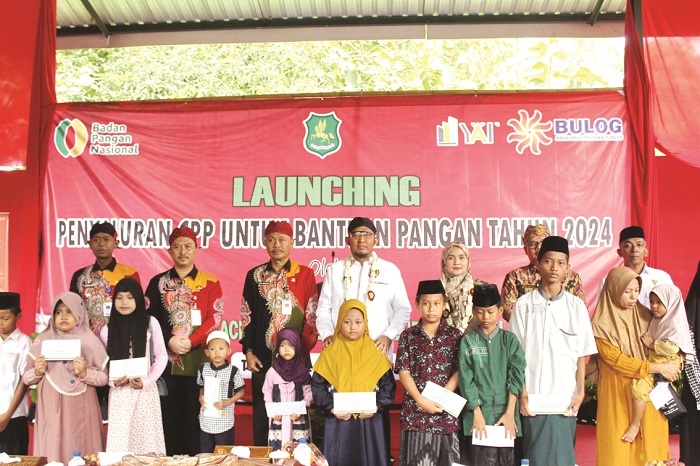 PEDULI: Bupati Sumenep Achmad Fauzi Wongsojudo beserta jajaran berfoto bersama anak yatim di acara Launching Penyaluran CPP untuk Pemberian Bantuan Pangan 2024 di Torbang, Batuan, Kamis (1/2).