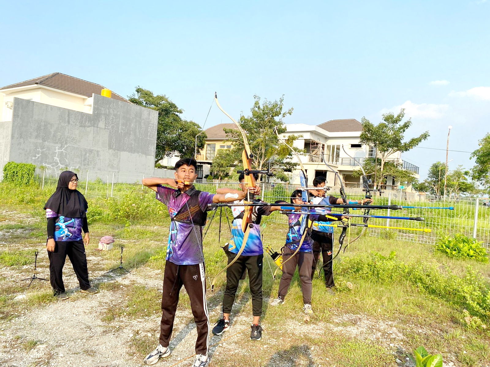FOKUS: Atlet panahan sedang latihan di lapangan Perumahan Khayangan Residence (20/12/2023). (AYU LATIFAH/JPRM)