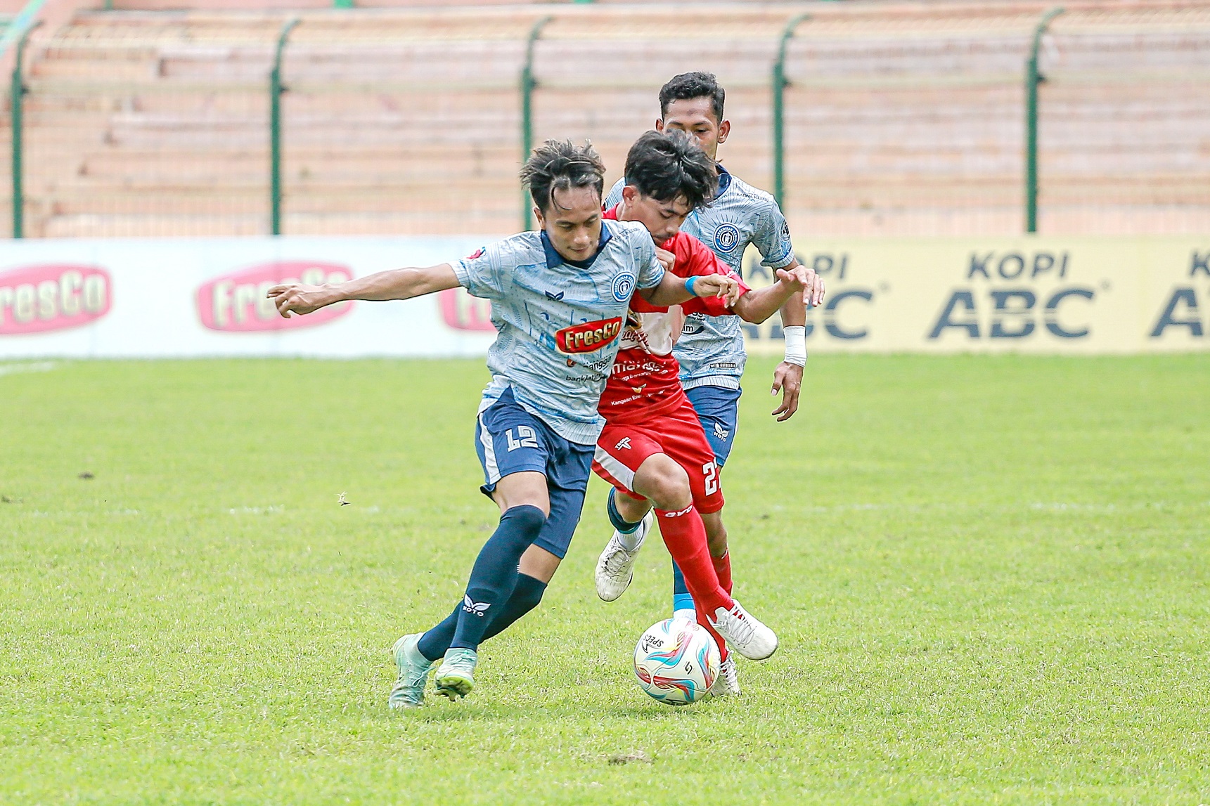 BERSAING SENGIT: Pemain Perssu MC (merah) berebut bola dengan pemain Persedikab Kediri saat bertanding di Stadion Letjen H Soedirman Bojonegoro, Selasa (30/1). (PERSSU MC UNTUK JPRM)
