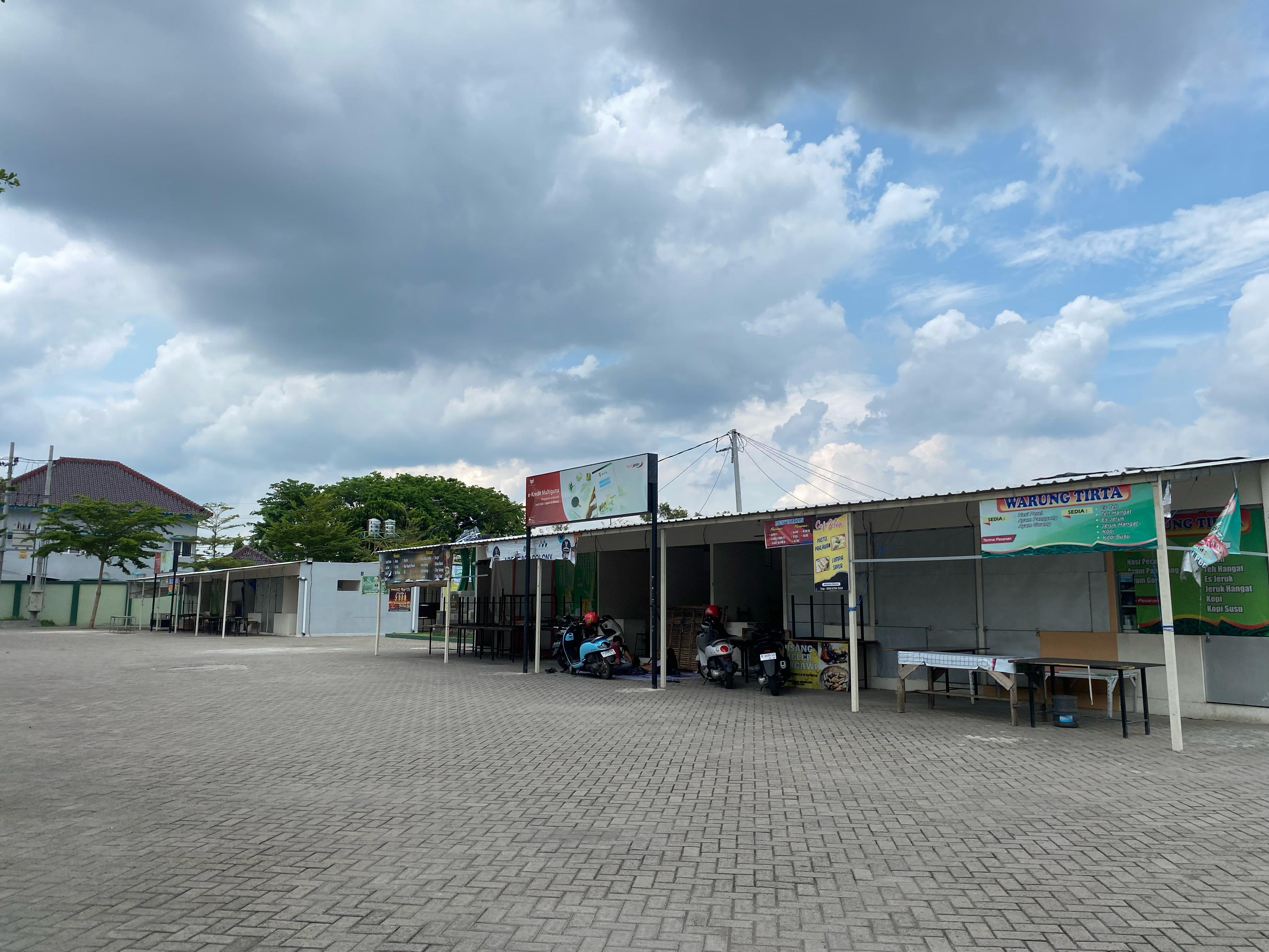 SEPI: Kawasan Food Colony di Jalan Kesehatan, Pamekasan, sepi, Kamis (1/2). (MOH. JUNAIDI/JPRM)