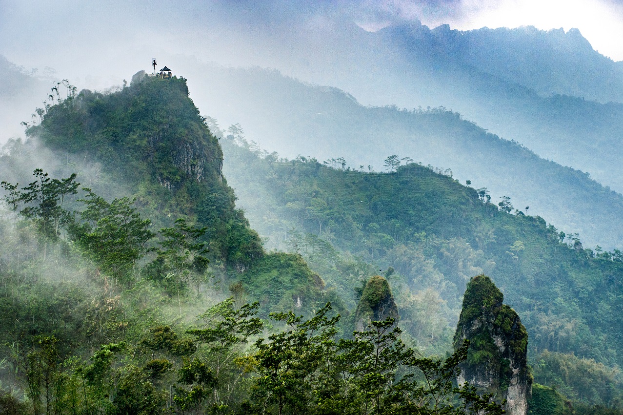 wisata alam puncak suroloyo di pegunungan menoreh Jawa tengah