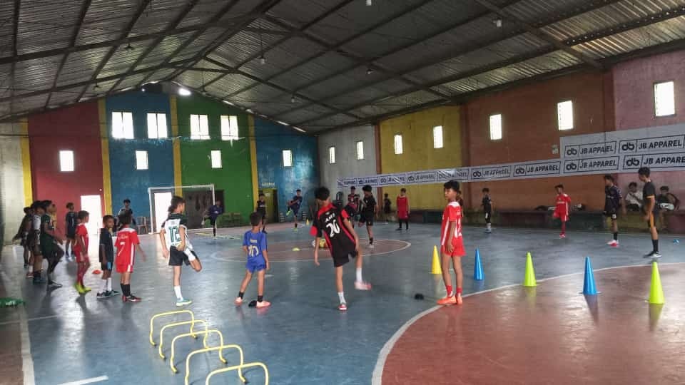 POTENSIAL: Tim Futsal Bangkalan latihan rutin&nbsp;di Lapangan HM Sport Bancaran, Rabu (31/1). (AFKAB BANGKALAN UNTUK JPRM)