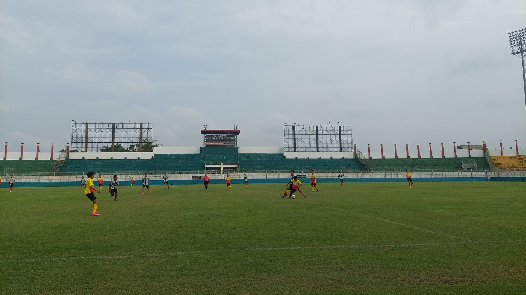 POTENSIAL: Pemain Perseba Bangkalan bermain dengan klub asal Sidoarjo di Stadion Gelora Bangkalan, November 2023. (ZEINAL ABIDIN/JPRM)