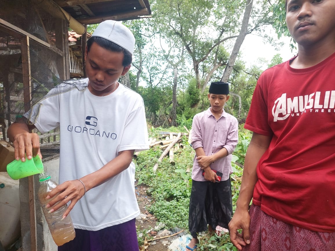 PRODUKTIF: Santri Pondok Pesantren Kramat, Kecamatan Bangkalan, menuangkan pupuk cair yang siap digunakan, Minggu (28/1). (ZEINAL ABIDIN/JPRM)  &nbsp;