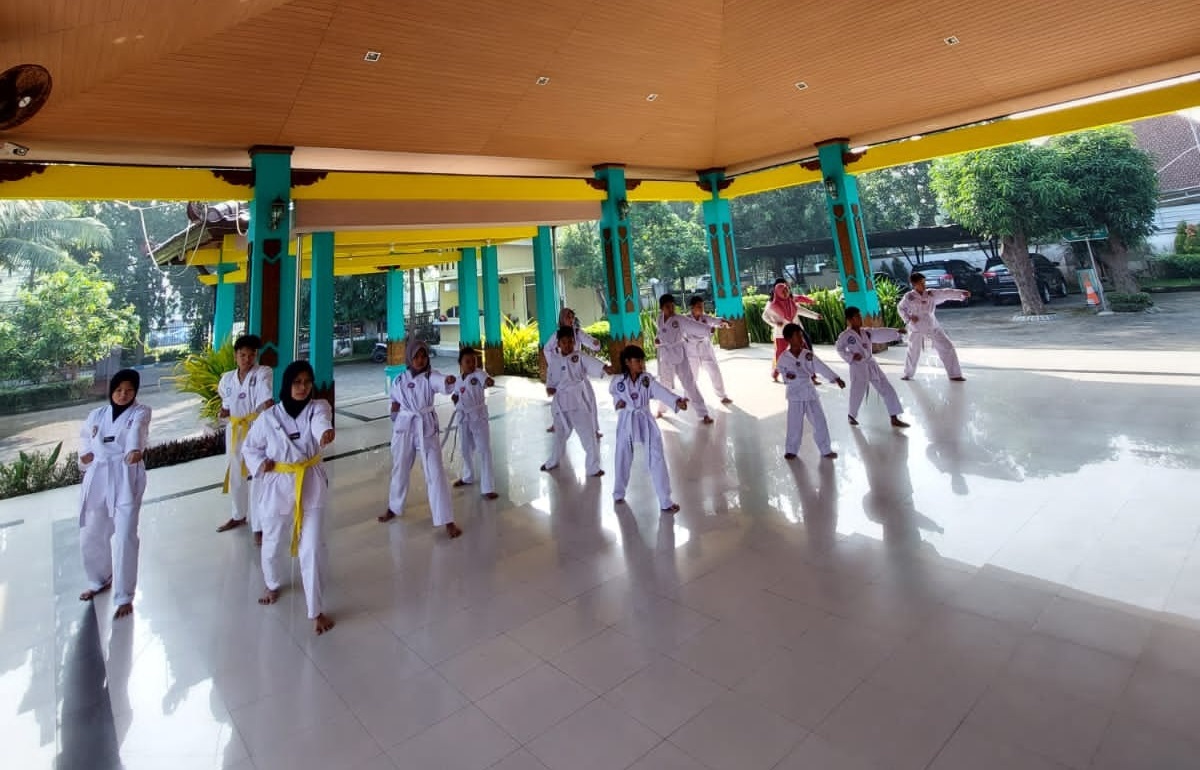 BERSINERGI: Atlet Angkasa Taekwondo Fighter latihan di pendopo rumah dinas wakil bupati Bangkalan beberapa waktu lalu. (DEWI UNTUK JPRM)