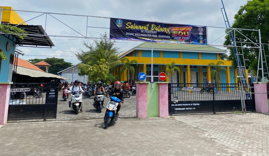 GENERASI BANGSA: Siswa keluar dari lingkungan SMKN 2 Sampang, Jumat (2/2). (ANIS BILLAH/JPRM)