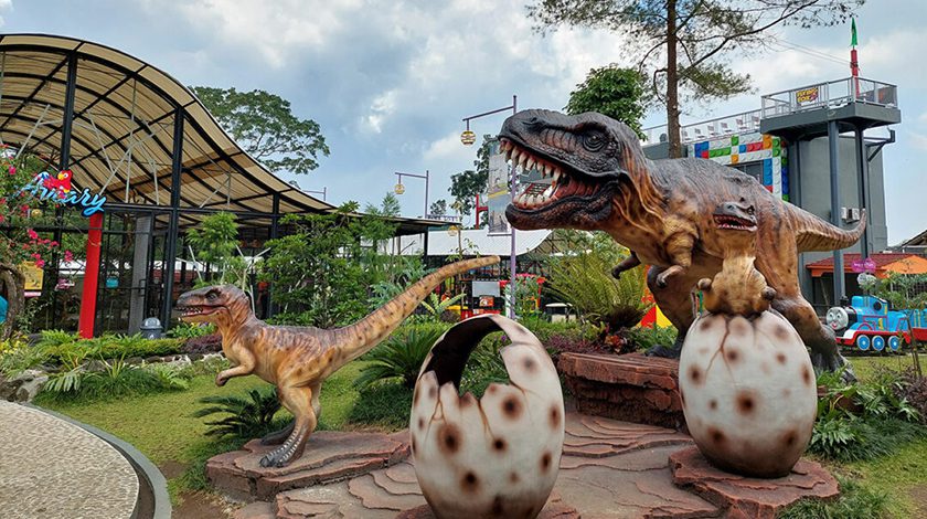 Patung Dinosaur di Suraloka Zoo