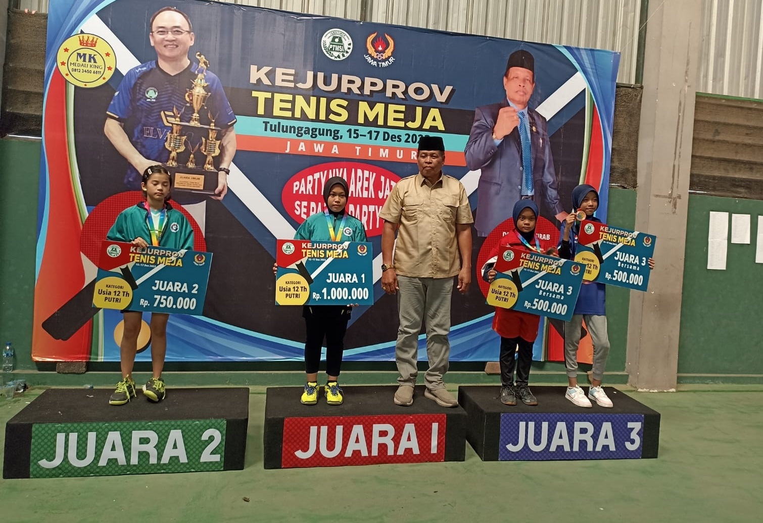 BERPRESTASI: Atlet GCU Pamekasan berfoto dengan pelatih setelah menerima penghargaan kejurprov tenis meja di Tulung Agung, Minggu (17/12/2023). (GCU UNTUK JPRM)
