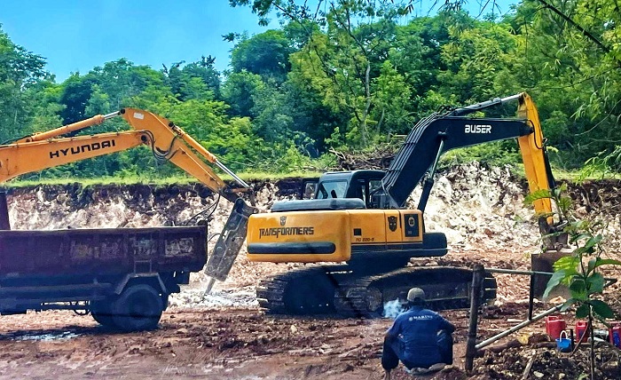 TAK BERIZIN: Pekerja sedang istirahat di lokasi penambangan galian C ilegal di Dusun Cemanis, Desa Langsar, Kecamatan Saronggi, Sumenep, Kamis (1/2). (MOH. BUSRI/JPRM)