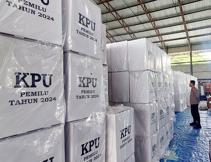 DISUSUN: Anggota kepolisian berjaga di gudang logistik pemilu yang berada di GOR Indoor Sampang, Selasa (30/1). (JUNAIDI PONDIYANTO/JPRM)