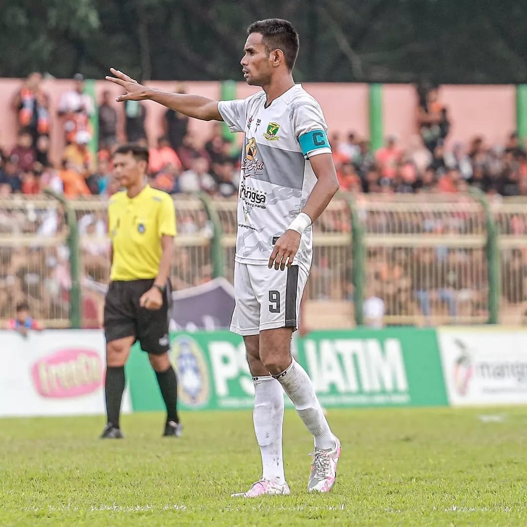 TOP SKOR: Striker Perssu MC Sandrian Tuslin tampil dalam pertandingan babak 28 besar di Stadion A. Yani, Sumenep. (SANDRIAN UNTUK JPRM)