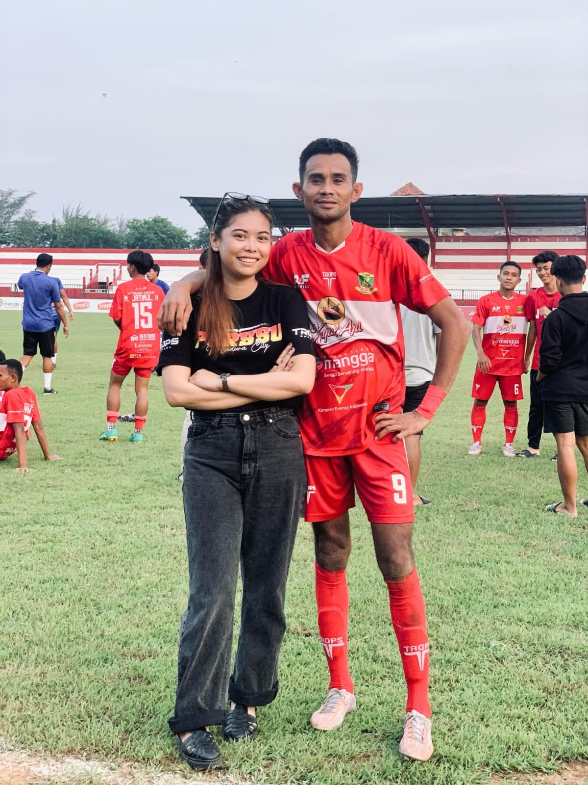 PASANGAN SERASI: Striker Perssu Madura City Sandrian (kanan) berfoto bersama kekasihnya, Yuliska Kamara, di Stadion Ahmad Yani Sumenep pada Desember lalu.