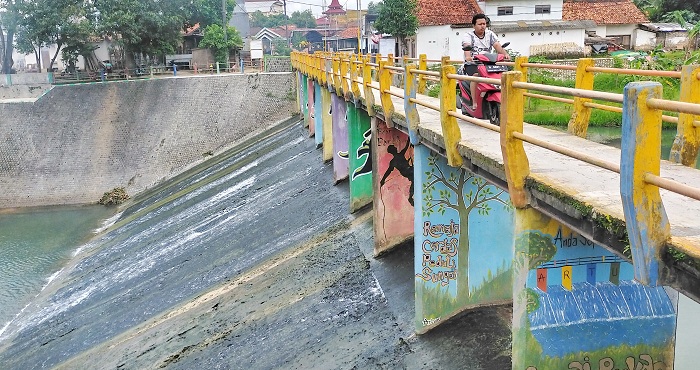 TITIK ASESMEN: Seorang pengendara motor melintas di jembatan bendungan Kelurahan Tunjung, Bangkalan, Sabtu (3/2). (VIVIN AGUSTIN HARTONO/JPRM)