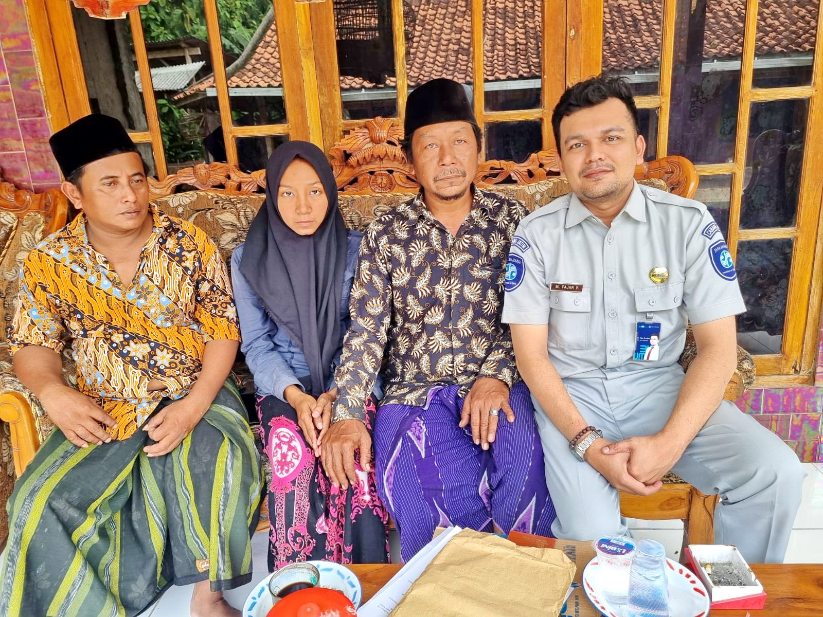 KESEJAHTERAAN: Dari kanan, M. Fajar Pradana berfoto dengan penerima santunan di Desa Gangseyan, Kecamatan Sepulu, Bangkalan, Jumat (2/2). (M. FAJAR UNTUK JPRM)