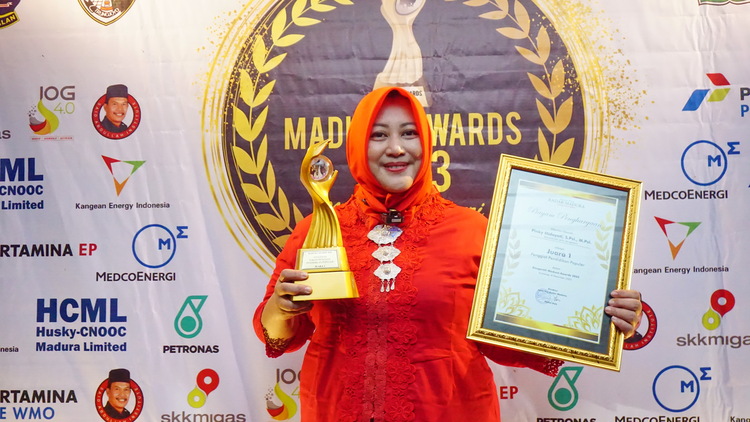 BERPRESTASI: Tokoh Penggiat Pendidikan Terpopuler Madura Awards 2023 Pinky Hidayati menunjukkan trofi dan piagam penghargaan yang diraihnya di Pendopo Agung Keraton Sumenep, Jumat, 8 Desember 2023.